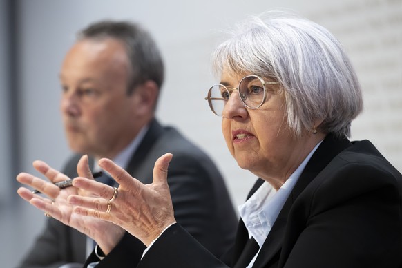 Bundesraetin Elisabeth Baume-Schneider, rechts, spricht neben Stephane Rossini, Direktor des Bundesamtes fuer Sozialversicherungen, links, an einer Medienkonferenz zur Stossrichtung fuer die naechste  ...