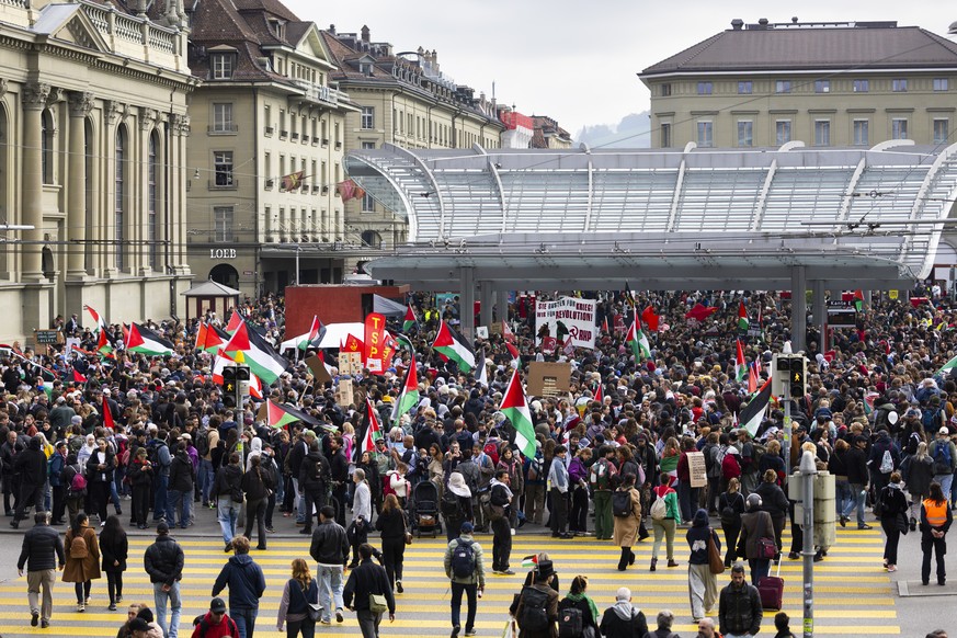 KEYPIX - Protesters gather in front of the train station during an unauthorized demonstration for Gaza in Bern, Switzerland, Saturday, October 11, 2025. (KEYSTONE/Peter Klaunzer)