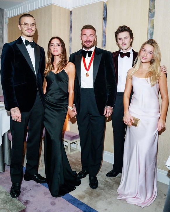 David Beckham, sa médaille, sa femme et trois de leurs trois enfants, Romeo, Cruz et Harper.