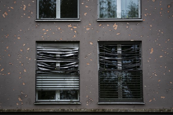 KEYPIX - Ansicht einer beschaedigten Hausfassade und Rollaeden am Freitag, 28. August 2026 in Buelach. Am Freitag sind heftige Unwetter mit Hagel ueber Teile des Kantons Aargau, Zuerich und Schaffhaus ...