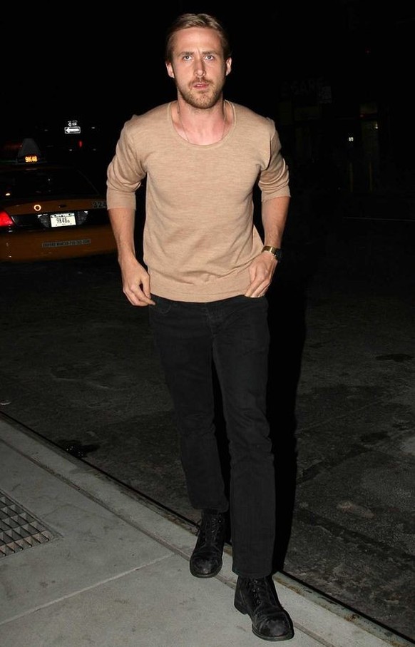 Version Ryan Gosling, avec un pantalon et des chaussures noires.