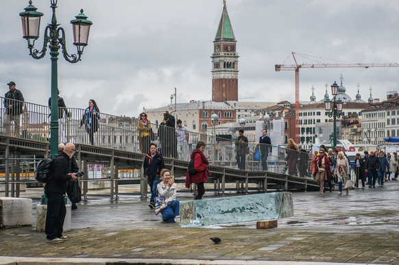 La plus petite république du monde, l'Etat insulaire de Nairu, est représentée pour la première fois à la Biennale. Son artiste attire l'attention avec une installation en ville. « Le Monoli ...