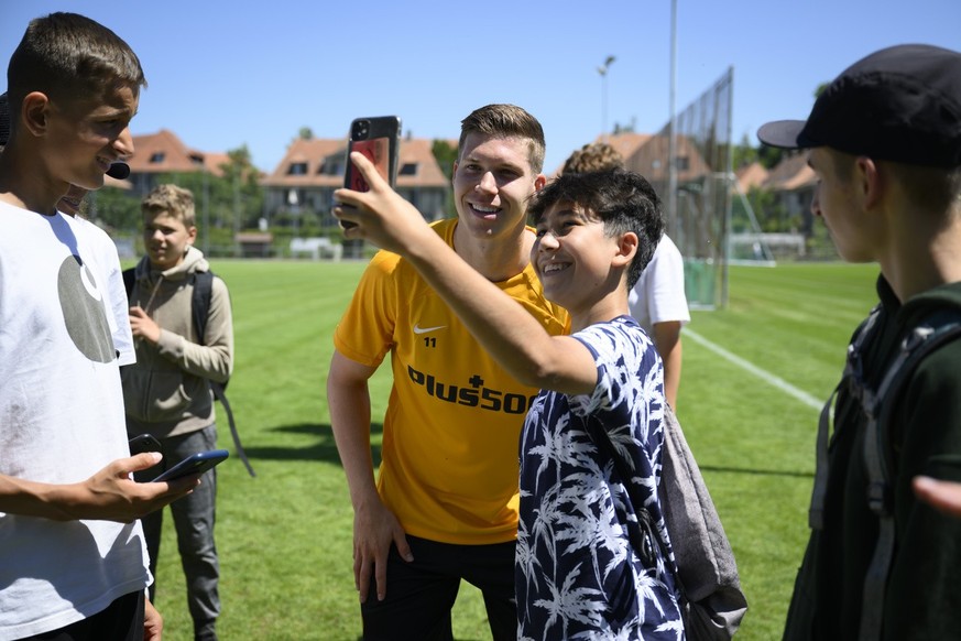 Cedric Itten et ses coéquipiers des Young Boys ont passé du temps avec leurs supporters pendant la préparation.