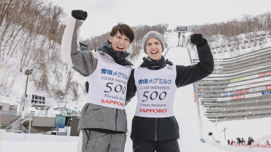 Simon Ammann (à droite) en compagnie de Noriaki Kasai, 51 ans. Les deux sauteurs ont dépassé les 500 concours en Coupe du monde.
