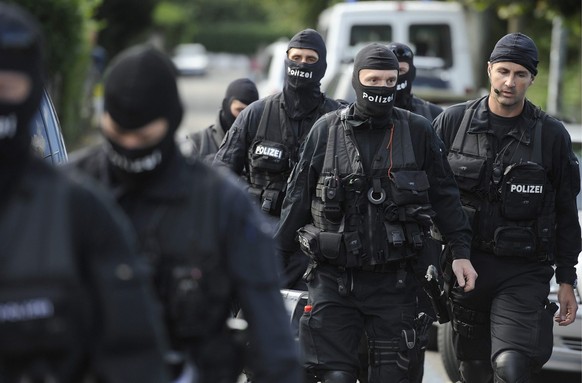 Schwer bewaffnete Polizeigrenadiere der Einsatzgruppe Diamant der Zuercher Kantonspolizei kommen zu einer Liegenschaft im Bieler Lindenquartier, am Donnerstag 9. September 2010 in Biel. Ein 67-jaehrig ...