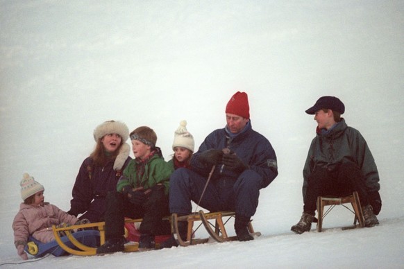 PRINCE OF WALES &amp; SISTER-IN-LAW, THE DUCHESS OF YORK WITH THEIR CHILDREN L-R PRINCESS EUGENIE, PRINCE HARRY, PRINCESS BEATRICE &amp; PRINCE WILLIAM DURING A ROYAL SLEDGING RACE ON THE SLOPES OUTSI ...