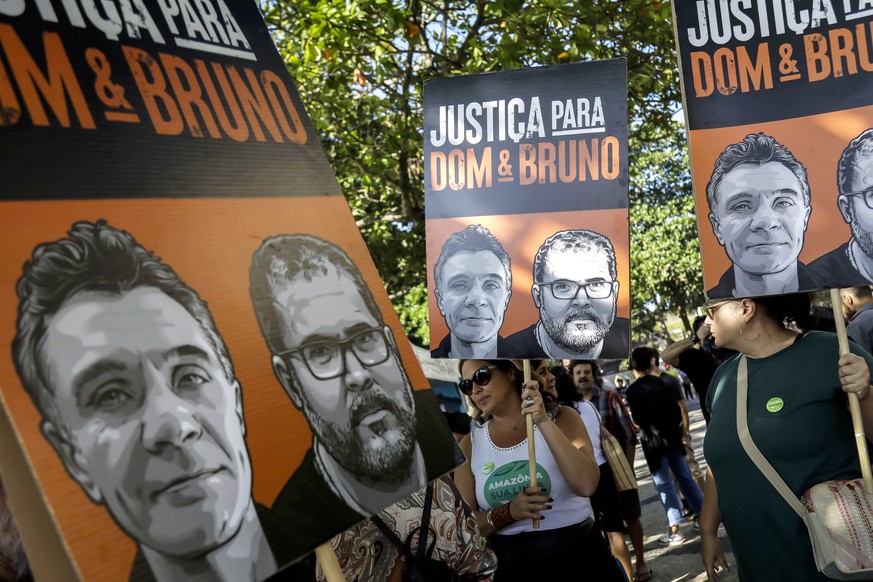 Des panneaux intitulés «Justice pour Dom et Bruno» brandis par des proches des victimes, à Rio de Janeiro.