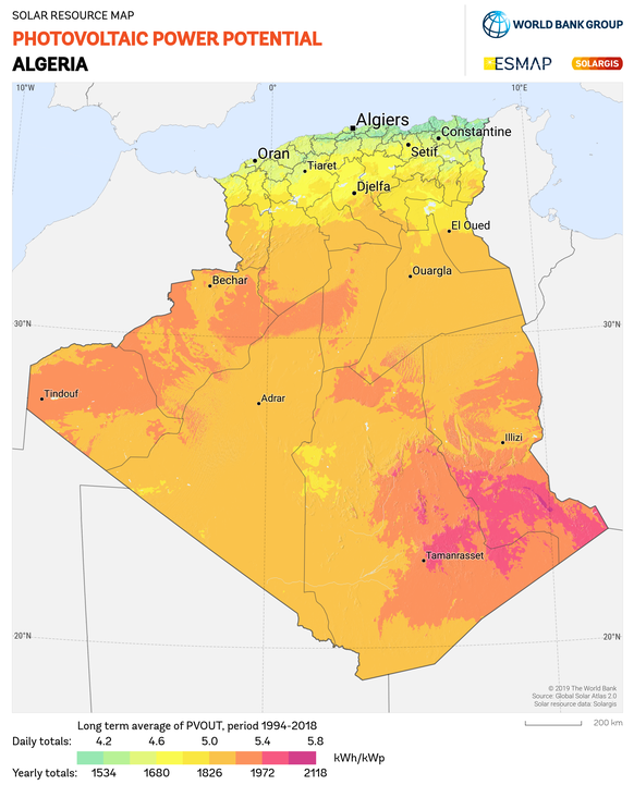 Plus c'est rouge, plus c'est efficace. Dans les zones presque violettes, un système PV d'un kWp peut produire 2118 kWh par an. C'est presque deux fois la quantité du même système dans les plaines suis ...