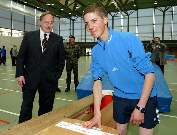 Le Conseiller federal Samuel Schmid, gauche, regarde Simon Ammann, le double champion olympique de saut a ski, installer du materiel, lors de la visite du chef du Departement federal de la defense, de ...
