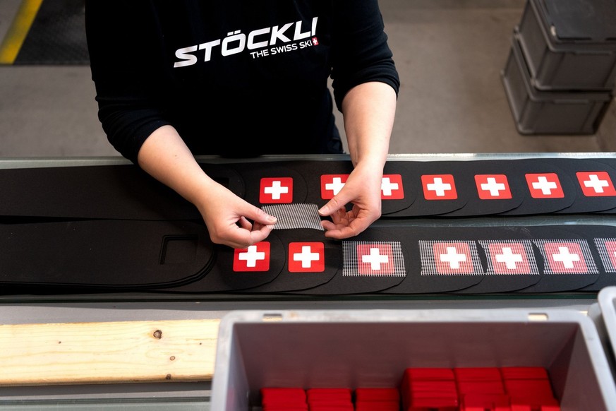 Le drapeau suisse figure sous chaque latte de la marque Stöckli.