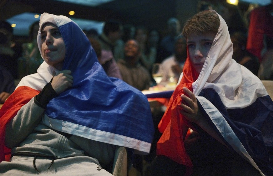Disappointed French soccer fans react as they watch the World Cup final soccer match between Argentina and France, being shown live on television in a cafe, in Paris, Sunday, Dec. 18, 2022. (AP Photo/ ...