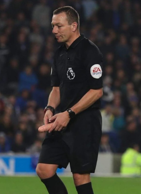 Quatre ans plus tard, Emiliano Martinez a rendu un bel hommage à Kevin Friend, arbitre de ce Brighton - West Ham.