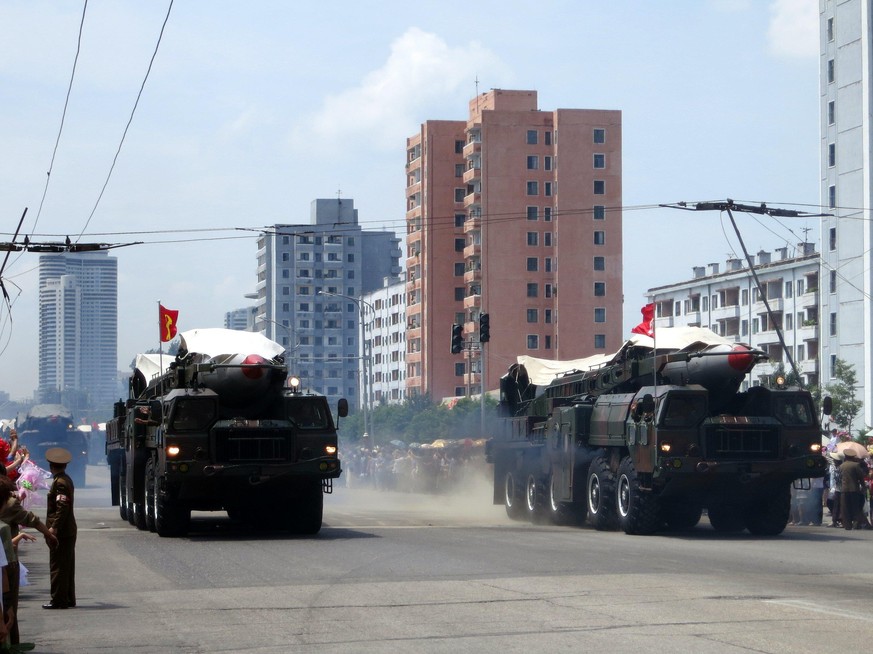 Des missiles balistiques lors d&#039;une parade militaire à Pyongyang