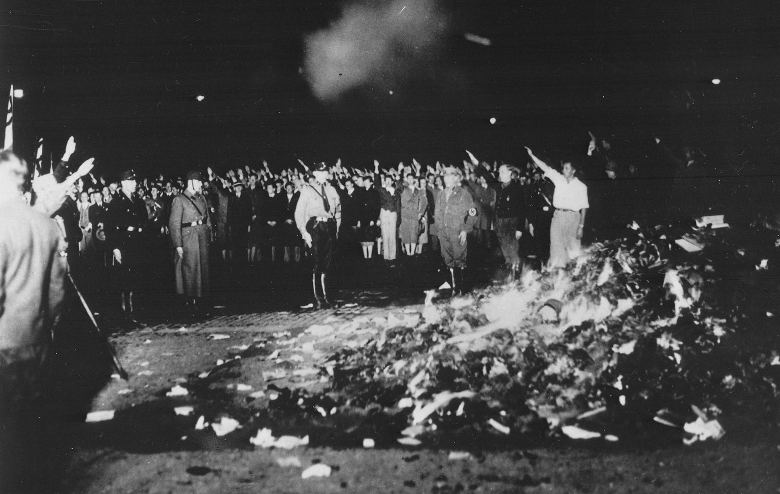 La mise au bûcher d’une certaine littérature a convoqué le désagréable souvenir des autodafés pratiqués sous l’ère nazie. Autodafé sur l’Opernplatz de Berlin le 10 mai 1933.