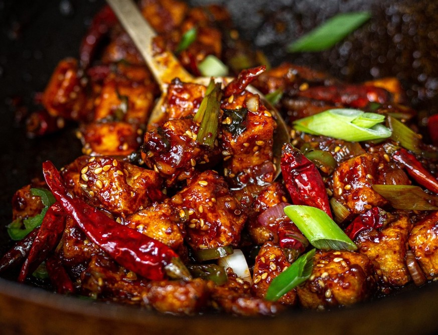 https://thekoreanvegan.com/spicy-crunchy-garlic-tofu-kkampoong-tofu/ kkampoong tofu knoblauch chili tofu essen food kochen koreanisch vegan