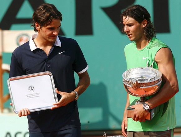 epa01373434 Runner-up Roger Federer (L) and winner Rafael Nadal of Spain pose with their trophies following the men&#039;s final of the French Open tennis tournament at Roland Garros in Paris, France, ...