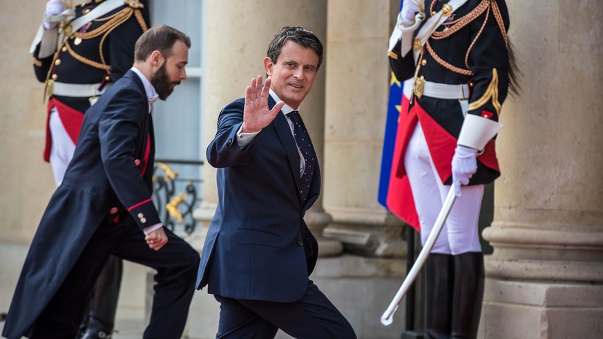 epa09931318 French former prime minister Manuel Valls arrives at the Elysee Palace prior to the inauguration ceremony at the Elysee Palace in Paris, France, 07 May 2022. Macron was sworn-in for a seco ...