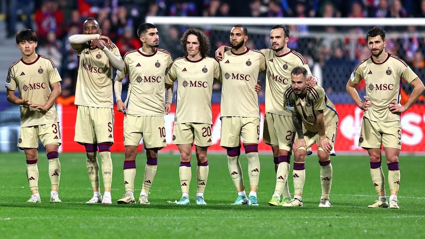 epa11220948 Players of Servette during the penalty shoot-out in the UEFA Europa Conference League Round of 16, second leg soccer match Viktoria Plzen vs Servette FC, in Plzen, Czech Republic, 14 March ...