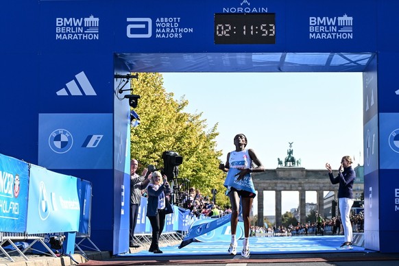 epa10880172 Tigst Assefa of Ethiopia celebrates winning the women&#039;s race of the Berlin Marathon 2023, in Berlin, Germany, 24 September 2023. EPA/Filip Singer