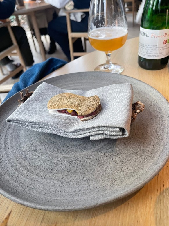 Le tartare de cœur de renne est présenté comme un sandwich.