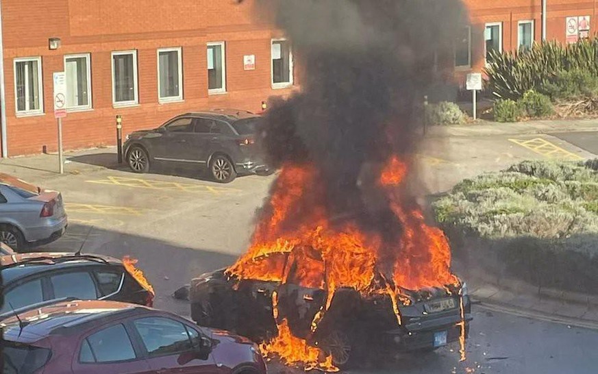 Un taxi a explosé dimanche devant l'hôpital pour femmes de Liverpool.