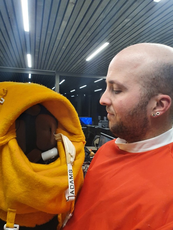Mathieu en costume de renne nous montre le casque et le système de ventilation de Rodolphe