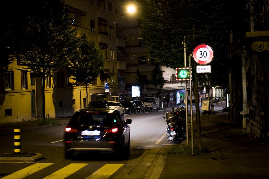 Une voiture roule de nuit sur l&#039;avenue de Vinet dans la zone test 30km/h ce dimanche 4 juin 2017 a Lausanne. La Ville de Lausanne et le Canton de Vaud demarrent un projet pilote d&#039;abaissemen ...