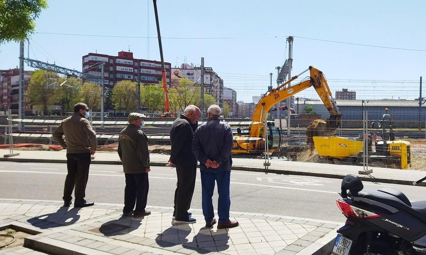 Umarells: Männer am Strassenrand von Valladolid, April 2022

https://de.wikipedia.org/wiki/Umarell#/media/Datei:Miraobras_Valladolid_01.jpg
