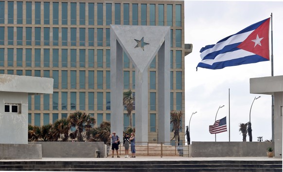 epa11826826 Tourists stand outside the US Embassy in Havana, Cuba, 15 January 2025. Cuban authorities clarified that the 553 people to be released from the island&#039;s prisons have neither been pard ...