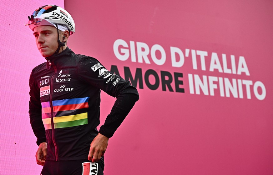 epa10619235 Belgian rider Remco Evenepoel of team Soudal Quick-Step during the signing in ahead of the fifth stage of the 2023 Giro d&#039;Italia cycling race over 171 km from Atripalda to Salerno, It ...