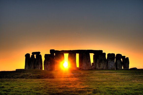 Le soleil couchant au centre de Stonehenge.