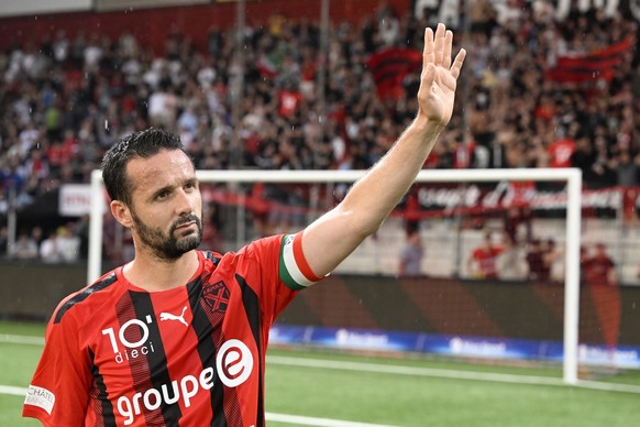 Neuenburgs Raphael Nuzzolo verabschiedet sich von den Fans nach dem Rueckspiel der Promotion League - Challenge League zwischen Neuchatel Xamax und dem FC Rapperswil-Jona, am Samstag 3. Juni 2023, in  ...