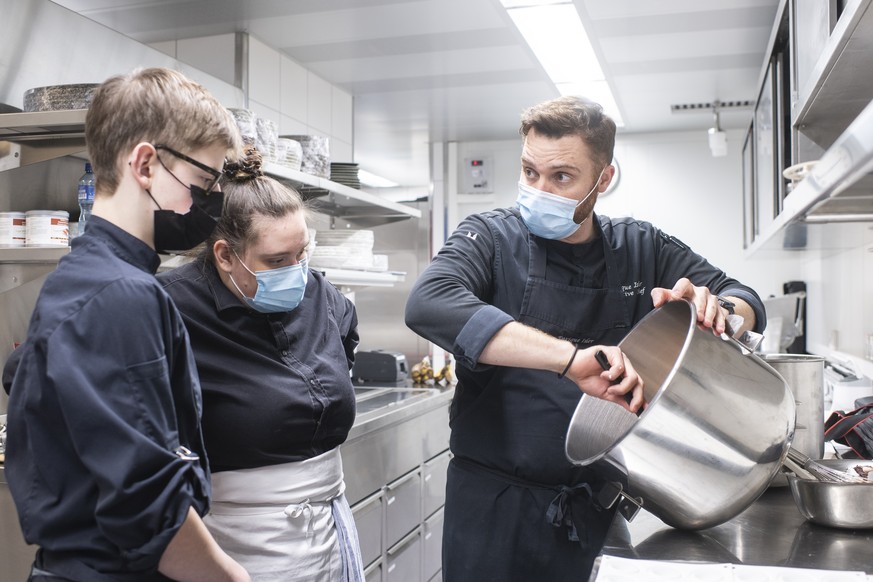 Lehrmeister Enrique Isler schult die Lernenden im Bereich der Gastronomie und Hotellerie anlaesslich des Projekts &quot;Covid19 Gastro-Konzept&quot; von dem Branchenverband GastroAargau zur Sicherung  ...