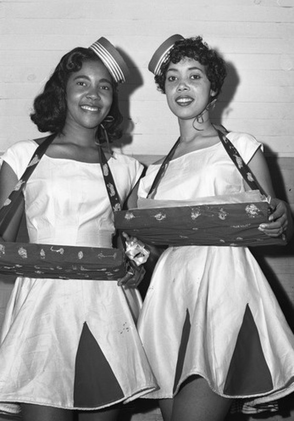 Les «filles à cigarettes» — des jeunes femmes proposant des cigarettes, des collations et du chewing-gum avec un tablier ventral — ont émergé dans les années vingt avec l&#039;urbanisation des États-U ...