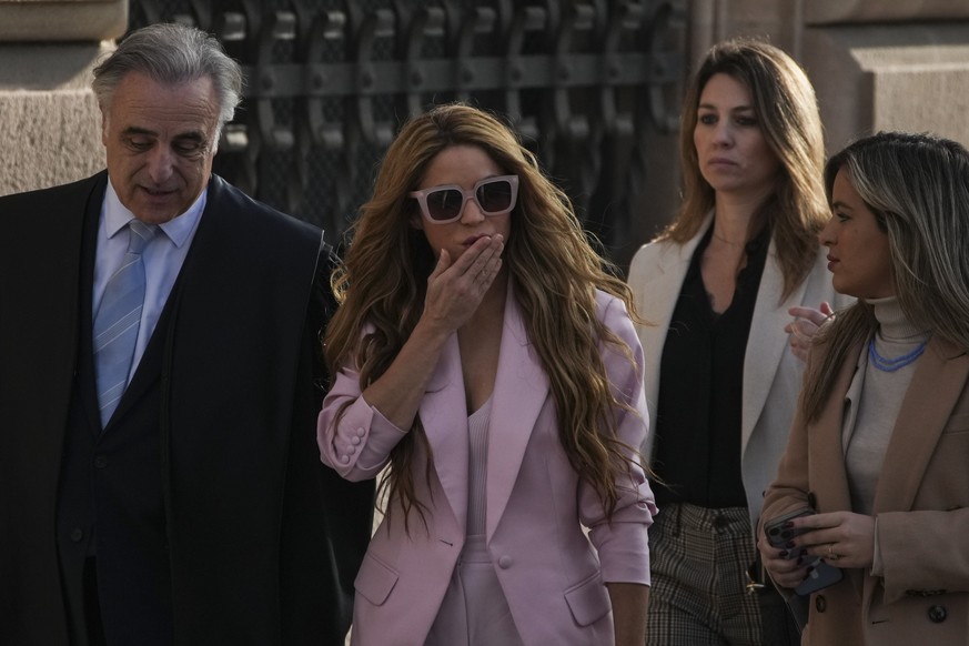CORRECTS DATE - Colombian performer Shakira, second left, arrives at court in Barcelona, Spain, Monday, Nov. 20, 2023. Global pop star Shakira is summoned on Monday to a Barcelona courthouse for the o ...