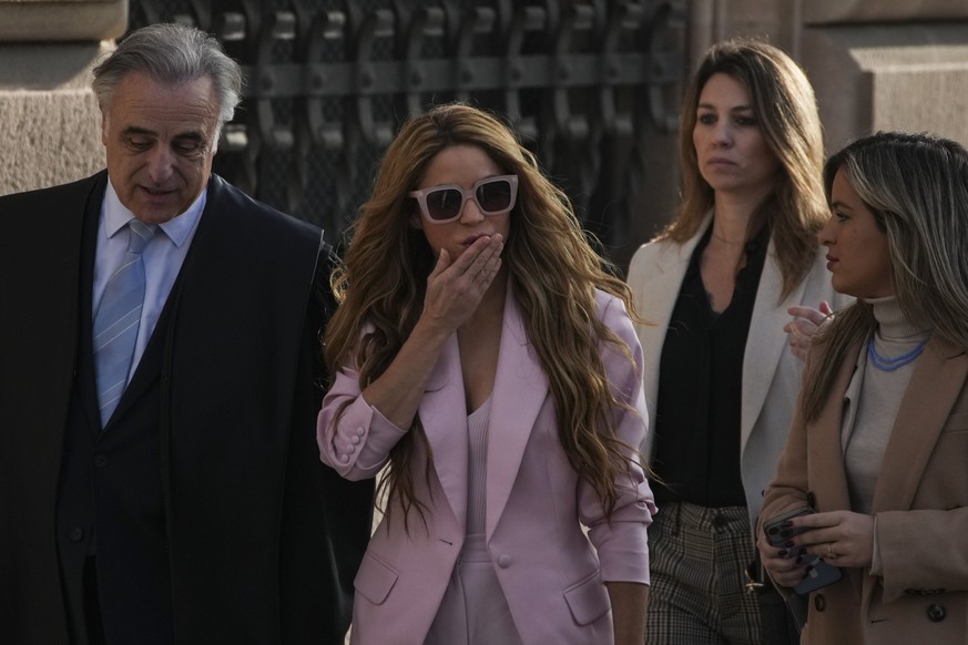 Harnachée de rose, Shakira arrive à la Cour provinciale de Barcelone pour assister au premier jour de son procès.