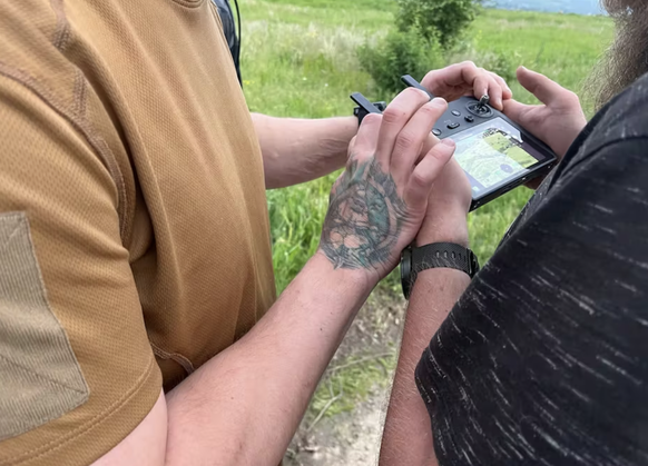 Deux hommes dont on ne voit que les mains manipulent une télécommande drone
Deux combattants testent un nouveau drone qu’ils souhaitent utiliser à des fins de renseignement militaire, à quelques centa ...