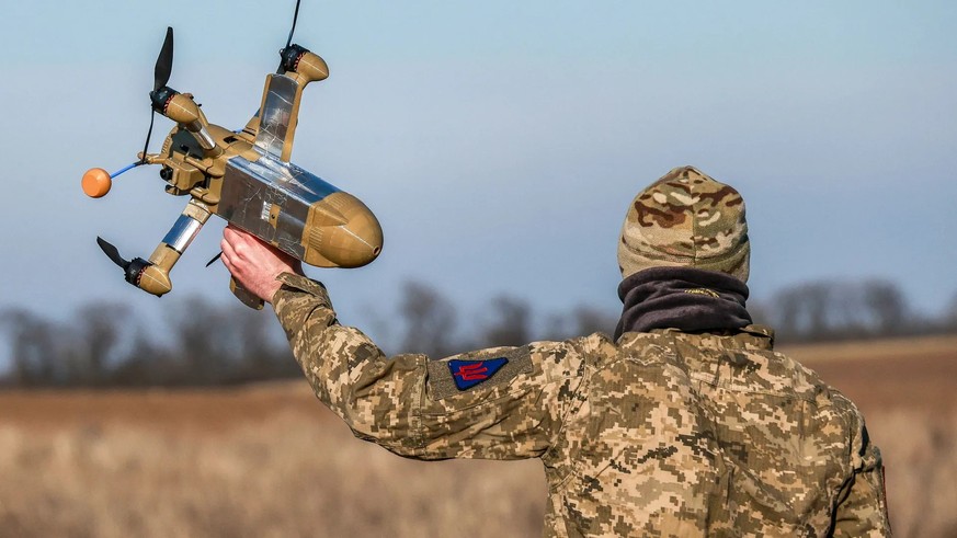 La défense aérienne ukrainienne connaît de nombreux problèmes. Sur cette photo, un soldat ukrainien lance un drone d'interception.