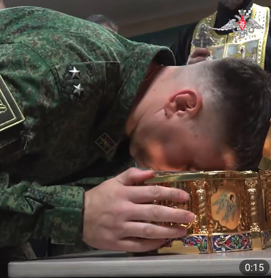 Des soldats russes avec la relique sacrée