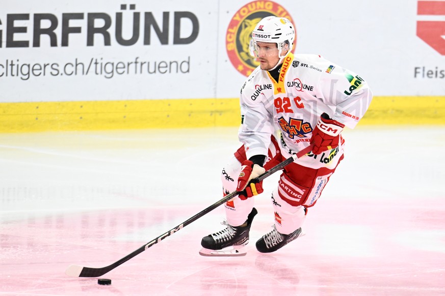 Biels Gaetan Haas, beim Eishockey-Qualifikationsspiel der National League, zwischen den SCL Tigers und dem EHC Biel, am Freitag, 26. September 2025, in der Emmental Versicherung Arena in Langnau.(KEYS ...