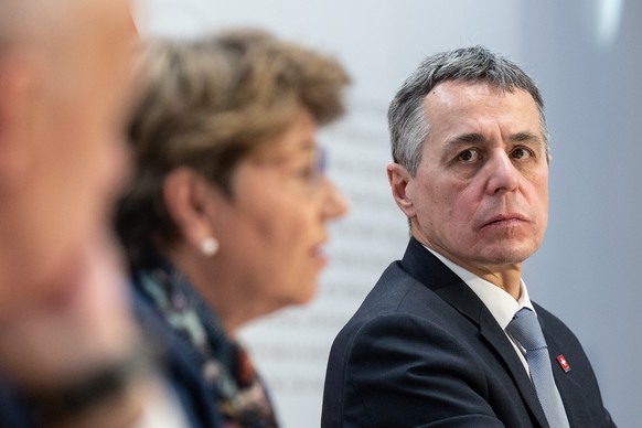 Die Bundesraete Ueli Maurer, Viola Amherd und Bundespraesident Ignazio Cassis, von links, sprechen an einer Medienkonferenz ueber die Ukraine Krise, am Montag, 28. Februar 2022, in Bern. (KEYSTONE/Pet ...