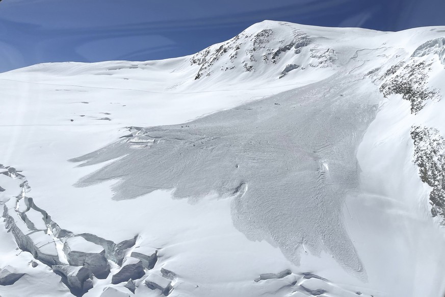 HANDOUT - Am Samstag. 8. April 2023, ereignete sich im Gebiet Alphubel oberhalb von Saas-Fee ein grosser Lawinenabgang, bei dem mehrere Personen versch