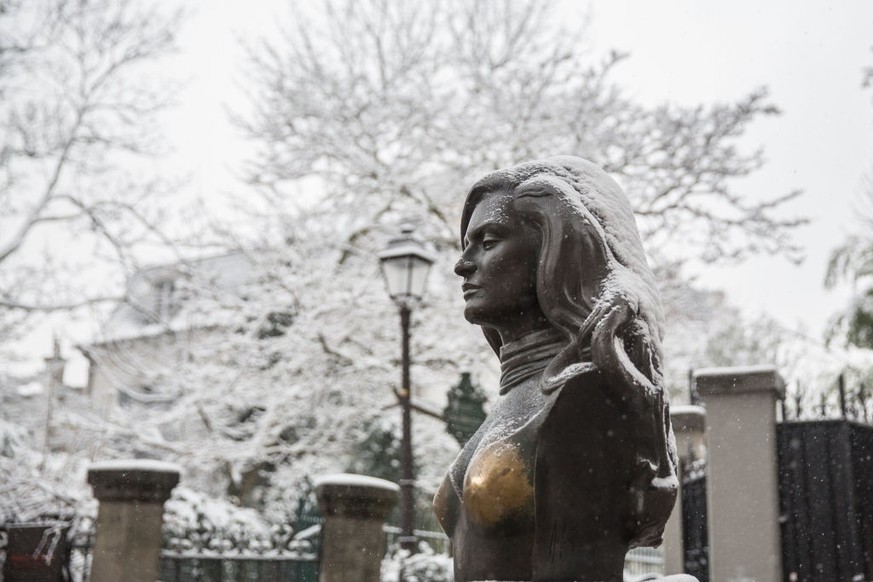 PARIS, FRANCE - FEBRUARY 06: The statue a french singer Dalida under snowfall on February 6, 2018 in Paris, France. Several french departments are affected by a snow episode for two days. (Photo by Ni ...