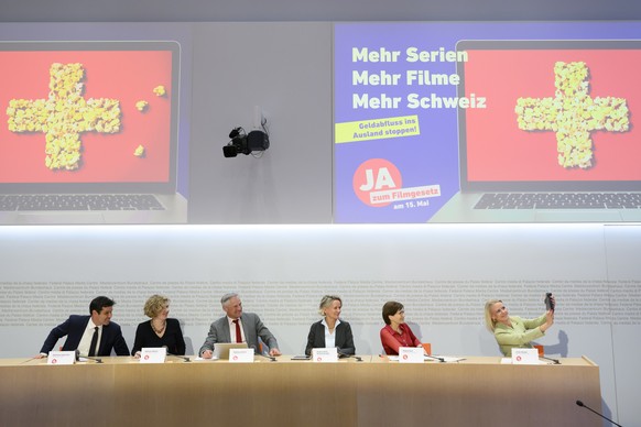 Le comité du oui le 24 mars 2022 lors d'une conférence de presse (de gauche à droite): Matthias Aebischer (PS), Melanie Mettler (PVL), Matthias Michel (PLR), Andrea Gmür (Le Centre), Regula Rytz (Verts) et Lilian Studer (PEV).
