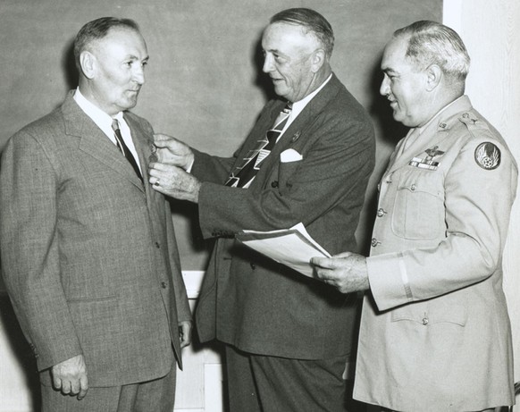 Fritz Zwicky recevant en 1949 la «Presidential Medal of Freedom» américaine, l’une des deux plus hautes décorations civiles des États-Unis à l’époque.
https://ba.e-pics.ethz.ch/catalog/ETHBIB.Bildarch ...