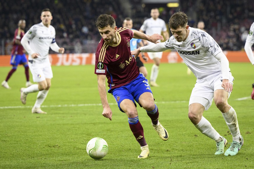 Viktoria Plzen&#039;s Robin Hranac, right, challenges for the ball with Servette&#039;s Miroslav Stevanovic during the Europa Conference League round of 16 first leg soccer match between Servette FC a ...