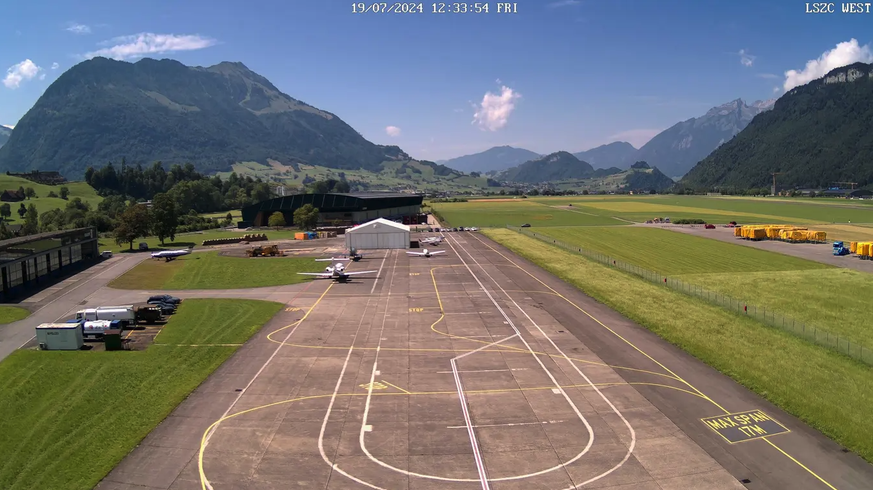 C&#039;est le jet de Tom Cruise ? À gauche du centre de l’image, vous pouvez voir de loin un jet privé bimoteur qui ressemble à un Hondajet HA-420.