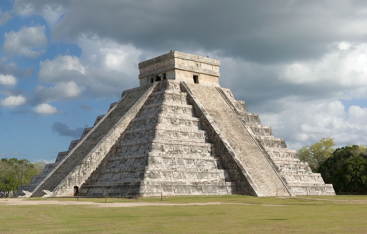 La Pyramide de Kukulcán sur le site de Chichén Itzá.