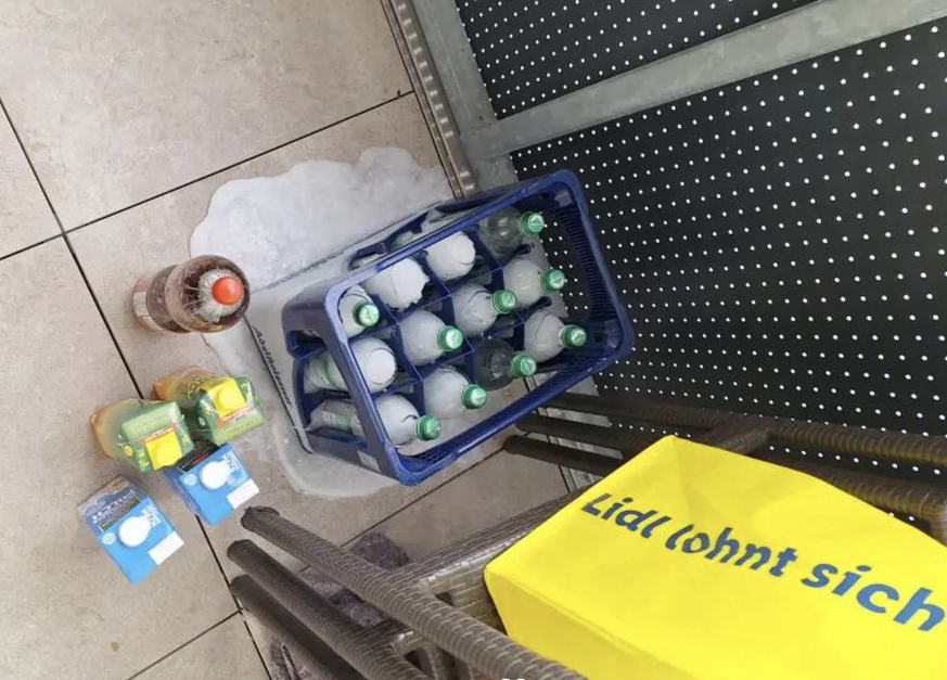 So kann es aussehen, wenn man bei Minustemperaturen Mineralwasser auf dem Balkon lager.