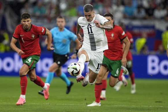 Slovenia&#039;s Benjamin Sesko controls the ball during a round of sixteen match between Portugal and Slovenia at the Euro 2024 soccer tournament in Frankfurt, Germany, Monday, July 1, 2024. (AP Photo ...